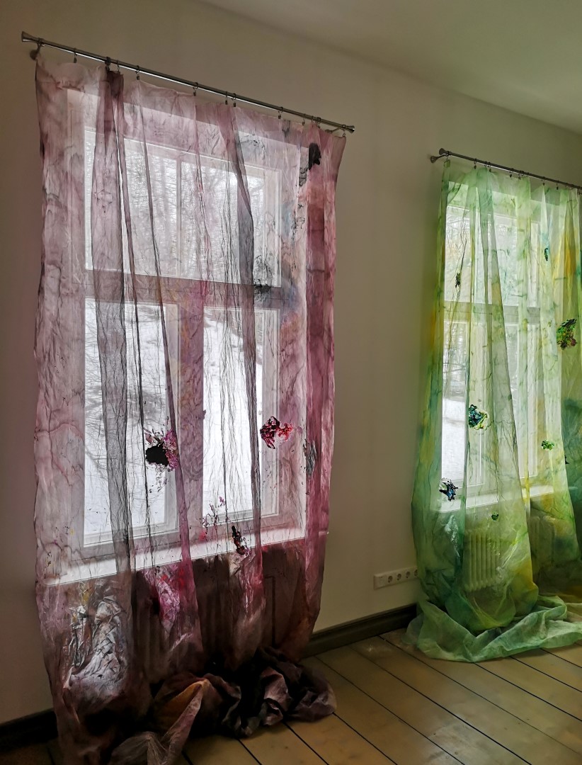 Janne Lias, Mõnikord tulevad kardinad ette / Mõnikord lähevad kardinad eest ära, näitusevaade. See sinine maja Baeri tänaval, 2021, Tartu.