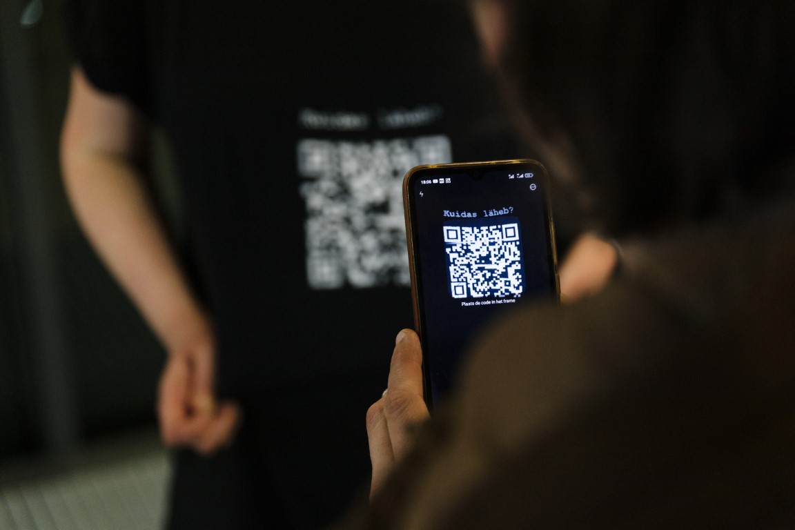 Koodi skaneerimimine EKA TASE'22 näitusel. Foto Joosep Kivimäe