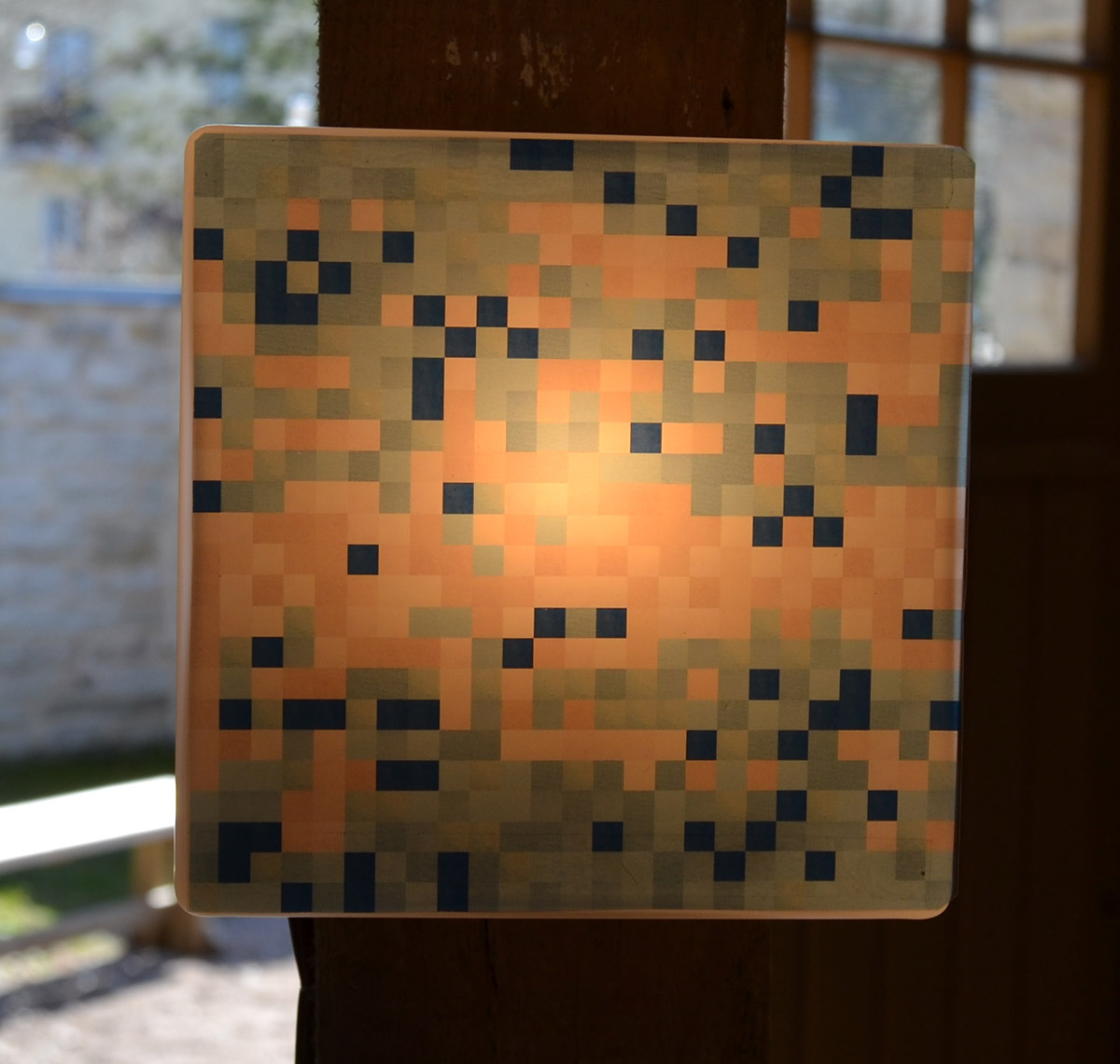 Lähivaade andmemosaiigiga lambist. Lambi suurus 15x15 cm